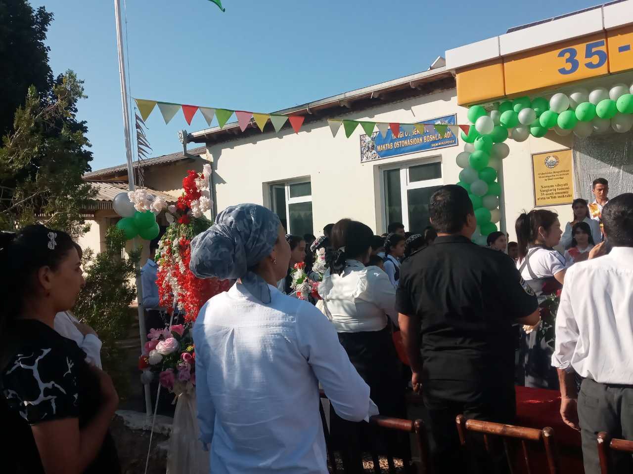 Xorazm viloyati Yangiariq tumani 35-son maktabda birinchi qo'ng'iroq tadbiri O'zbekiston Respublikasi Davlat Madhiyasini kuylash bilan boshlandi.